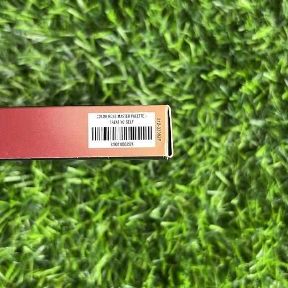 IL MAKIAGE Color Boss Master Palette in Treat Yo’Self - Picture 7 of 7